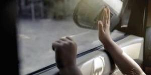 إنقاذ طفل تُرك وحيدًا داخل مركبة - بوابة الكويت